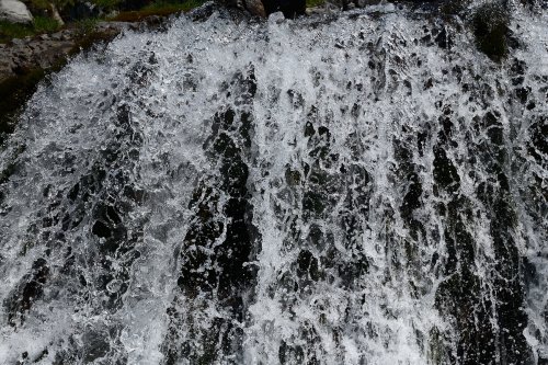 Eau "figée" d'une petite cascade (Glattalpsee, Suisse)(MO-18-0139)